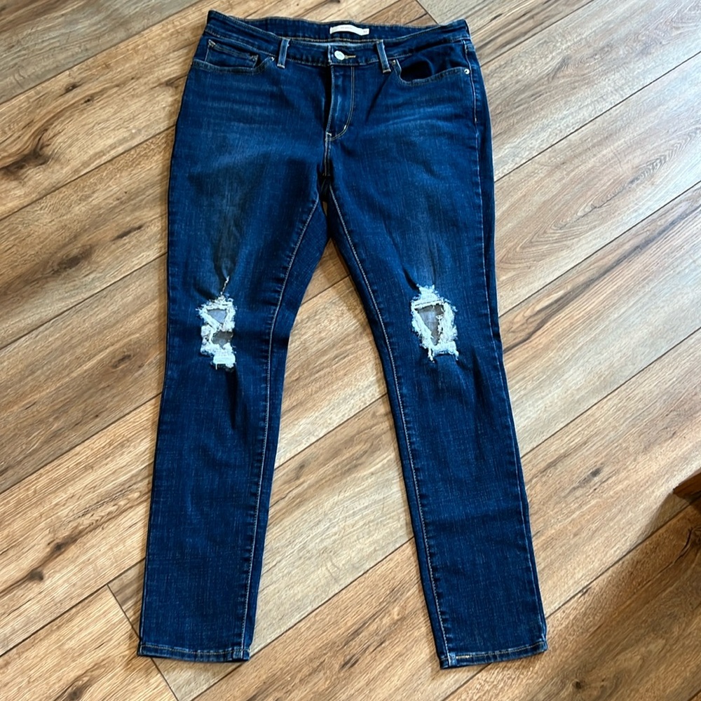 Women’s Distressed Levi Skinny Jeans